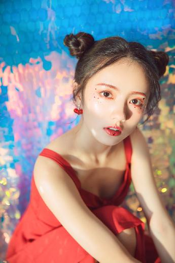 小孩晚上喂姐姐吃萝卜